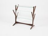 un porte-revues en verre et en bois sur fond blanc