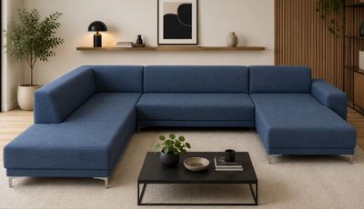 un canapé modulable bleu dans un salon avec une table basse