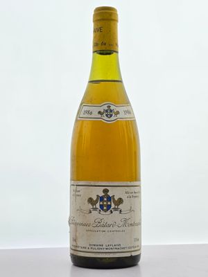 une bouteille de vin posée sur une table