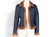 veste en jean avec col et poignets en fourrure, présentée sur un mannequin