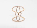 gros plan d'une bague en or et diamants sur fond blanc
