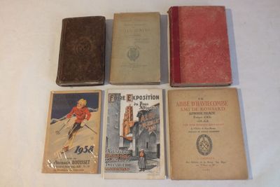 plusieurs vieux livres posés sur une table les uns à côté des autres