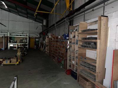 un grand entrepôt rempli de palettes et de cartons