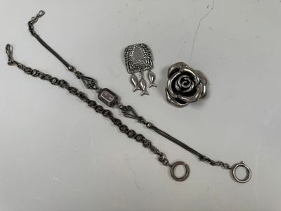 deux bijoux posés l'un à côté de l'autre sur une table