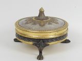 une assiette en or ornée d'un motif en noir et blanc