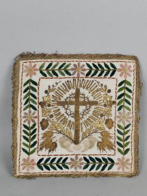 un gros plan sur un morceau de tissu orné d'une croix