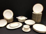 beaucoup d'assiettes et de bols sur la table