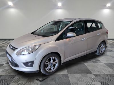 une photo d'une Ford C-Max argentée garée sur un sol à damier