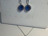 un gros plan sur une paire de boucles d'oreilles et un collier