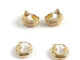deux paires de boucles d'oreilles créoles dorées et une paire de boucles d'oreilles créoles dorées