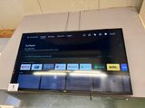 La télévision à écran plat est posée sur la table dans la pièce.