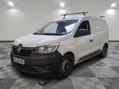 la camionnette blanche est garée sur le sol en damier d'une pièce