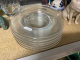 une pile d'assiettes en verre posée sur un comptoir