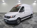 la camionnette blanche est garée dans une grande pièce au sol en damier