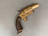 un pistolet posé sur une table