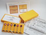 une boîte jaune contenant un ensemble de quatre outils différents