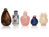 cinq vases placés les uns à côté des autres