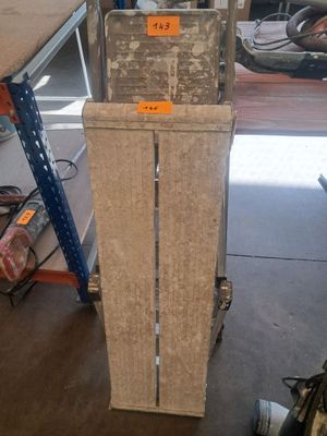 une photo montrant une pile de cartons dans un entrepôt