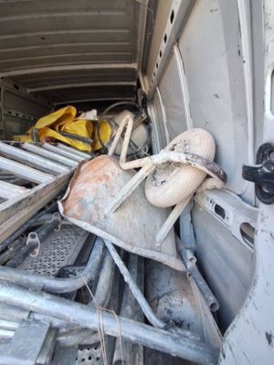 un camion avec tout un tas de bric-à-brac à l'arrière