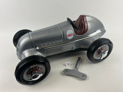 une petite voiture posée à côté d'un roitelet