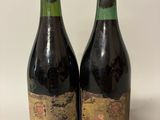 deux bouteilles de vin posées sur une table l'une à côté de l'autre