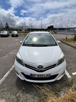 une voiture blanche garée dans un parking