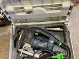 une boîte à outils contenant des outils, posée sur le sol