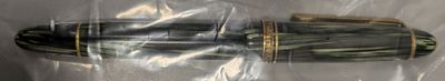 un stylo emballé dans du plastique, posé sur une table