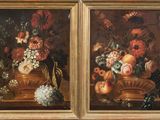 deux tableaux représentant des fleurs et des fruits dans un vase posé sur une table
