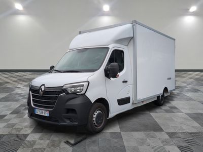 la camionnette blanche est garée sur le sol en damier d'une pièce