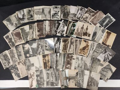beaucoup de vieilles photos en noir et blanc sur la table