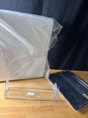 un ordinateur portable posé sur une table en bois