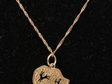 un collier en or orné d'une carte de l'Afrique