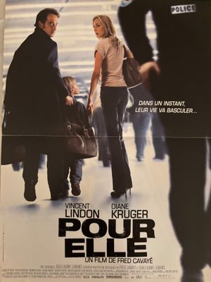 L'affiche du film « Pour elle » est accrochée au mur.
