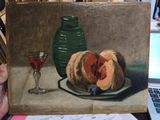 une peinture représentant un morceau de nourriture dans une assiette, à côté d'un verre de vin