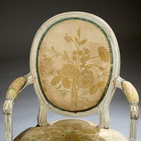 Fauteuil médaillon en hêtre laqué gris. (photo 3)