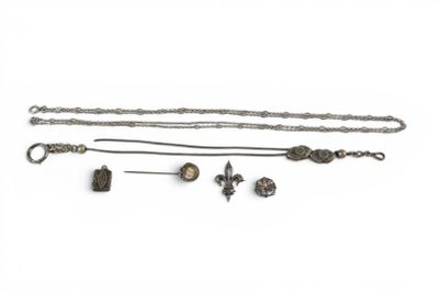 un ensemble de bijoux en argent et en or comprenant un collier, un bracelet et une broche