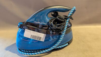 un fer à repasser à vapeur bleu et noir posé sur une table