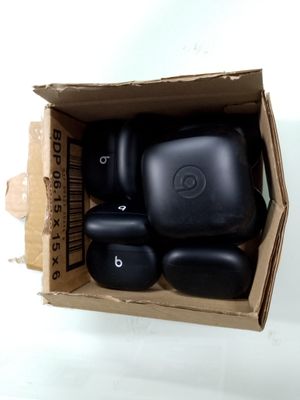 une boîte contenant un tas de pierres noires