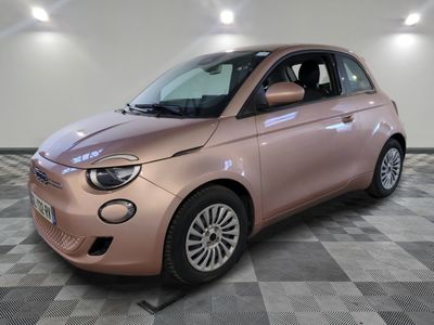 La Smart rose est garée dans le showroom.
