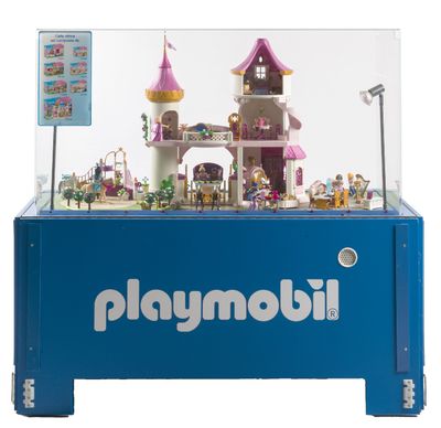 une vitrine Playmobil contenant un château