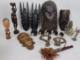 de nombreux objets africains posés sur la table