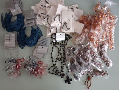 une table sur laquelle sont posés des bijoux