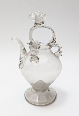 théière en verre plaqué argent avec motif floral, sur socle