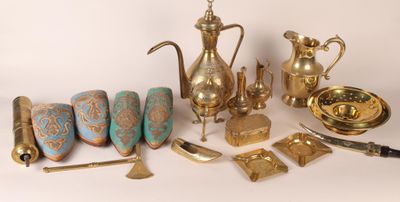 ALGERIE. Réunion d'un ensemble d'objets d'art populaire en l…