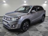 La Suzuki Vitax argentée est garée sur un sol à damier