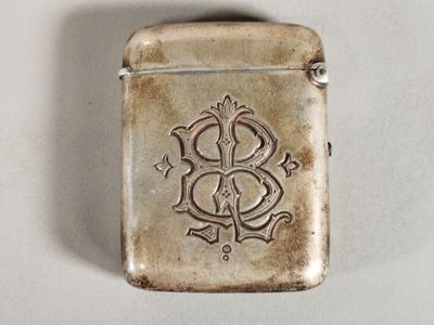 un briquet en argent orné d'un motif