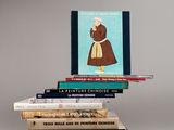 plusieurs livres sont empilés sur une table