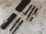 quelques stylos et un étui sont posés sur une table en marbre
