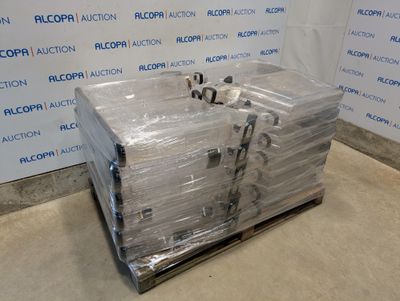 une palette sur laquelle sont empilées plusieurs cartons, devant un mur